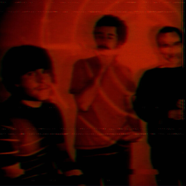 "La AM en la Efeméride Rural" de Monoambiente es una pieza pop experimental que mezcla lo cotidiano con lo poético, capturando una atmósfera nostálgica y surrealista.
Esta canción forma parte del álbum homónimo La AM en la Efeméride Rural, lanzado en 2007 por la banda argentina Monoambiente bajo el sello YoConVoz Discos.
Monoambiente se caracteriza por su estilo alternativo, con influencias del pop, el indie y la música electrónica, y esta canción es un claro ejemplo de su enfoque artístico poco convencional.
-
https://yoconvozdiscos.bandcamp.com/a...
-
https://www.youtube.com/watch?v=R9TU9olA1Hg
-
Vox: Eduardo "Chueco" Ferrer
Grabado Mezclado y Masterizado y Producido por Juan Cruz Palacio para Yoconvoz Discos 2.009.
-
HTTP://www.yoconvoz.com.ar
-
EDITA YCV DISCOS 2.025
-
HTTP://www.yoconvoz.com.ar/Monoambiente